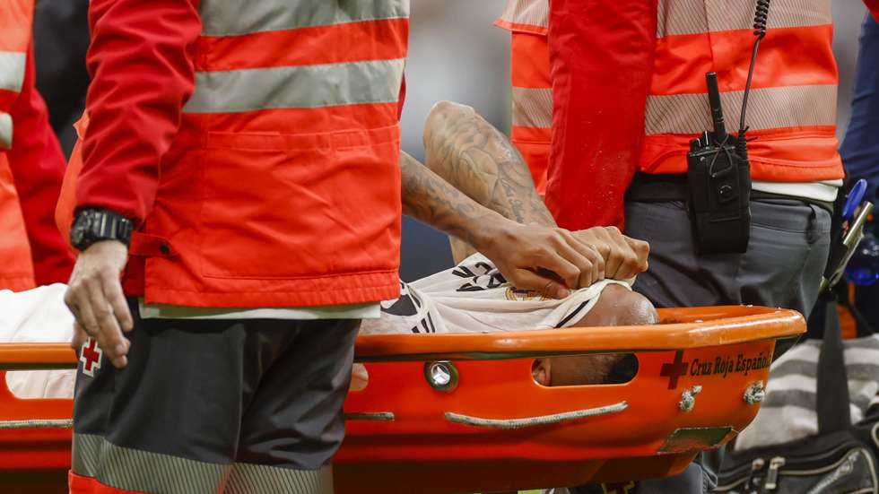 epa11711496 Real Madrid's Brazilian defender Eder Militao is stretchered off the pitch after sustaining an injury during the Spanish LaLiga soccer match between Real Madrid and Osasuna at Santiago Bernabeu stadium in Madrid, Spain, 09 November 2024.  EPA/Javier Lizon