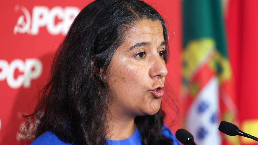 A presidente do grupo parlamentar do Partido Comunista Português (PCP), deputada Paula Santos, usa da palavra durante a sessão de abertura das Jornadas Parlamentares, na Assembeia da República, em Lisboa, 14 de outubro de 2024.  ANDRÉ KOSTERS/LUSA