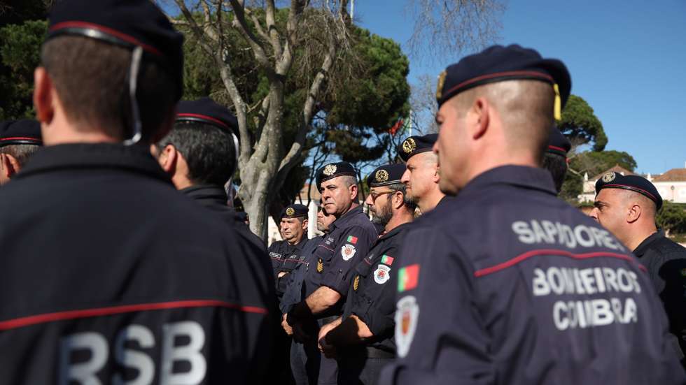 Dirigentes e delegados sindicais de bombeiros concentraram-se em frente ao Palácio de Belém, numa manifestação convocada pela Plataforma Intersindical dos Bombeiros Sapadores da Administração Local, em Lisboa, 01 de fevereiro de 2024. TIAGO PETINGA/LUSA