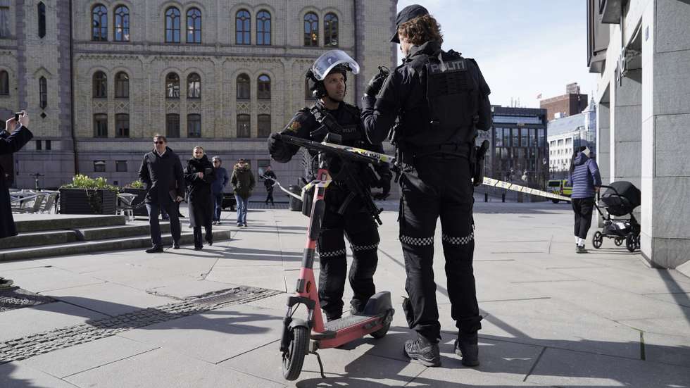 epa11256865 Armed police officers cordon off the area outside the Norwegian Parliamen building where all entrances are closed due to a bomb threat, in Oslo, Norway, 03 April 2024. Police have increased security after a bomb threat was made against the Norwegian parliament.  EPA/CORNELIUS POPPE NORWAY OUT