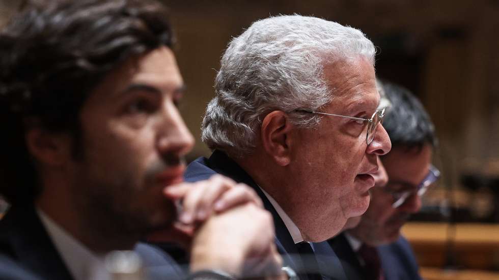 O ministro da Economia, Pedro Reis (C), intervém na sua audição perante a Comissão de Orçamento, Finanças e Administração Pública, no âmbito da apreciação, na especialidade, da Proposta de Lei n.º 26/XVI/1.ª (GOV) – Aprova o Orçamento do Estado para 2025, na Assembleia da República, em Lisboa, 14 de novembro de 2024. TIAGO PETINGA/LUSA