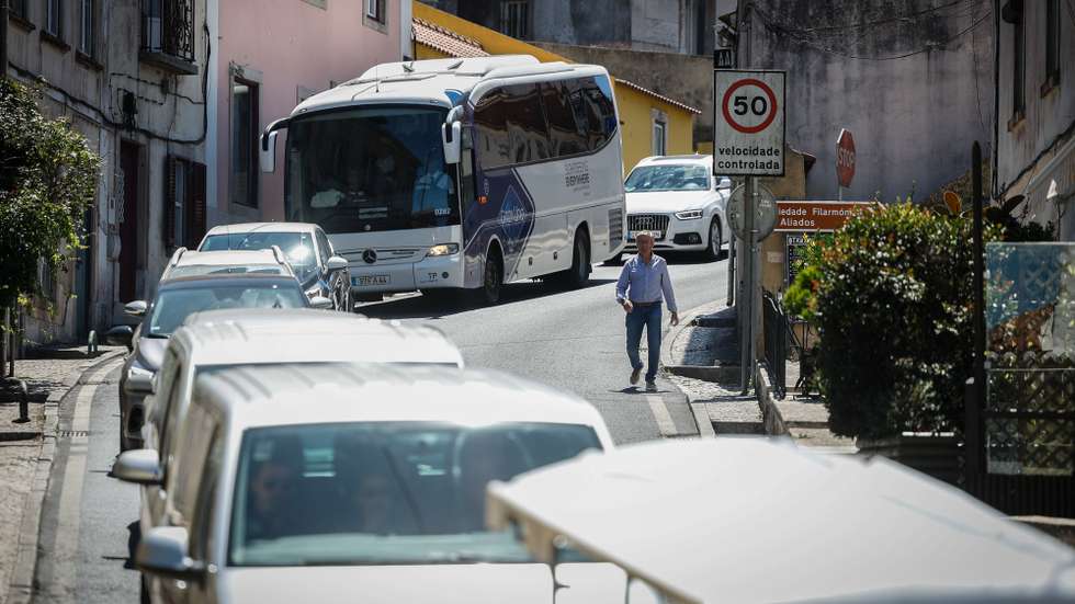 Trânsito congestionado numa rua de Sintra, 16 de agosto de 2024. A Associação QSintra - Em Defesa de um Sítio Único - lançou uma iniciativa com faixas nas janelas e varandas e cartazes nas montras de lojas, restaurantes e cafés, exigindo à Câmara Municipal de Sintra medidas contra o "turismo de massas e caos no trânsito", com o objetivo de que a cidade não se transforme "num mero parque de diversões congestionado", pondo em causa o seu caráter de "sítio único". (ACOMPANHA TEXTO DA LUSA DO DIA 20 DE AGOSTO DE 2024). ANTÓNIO PEDRO SANTOS/LUSA
