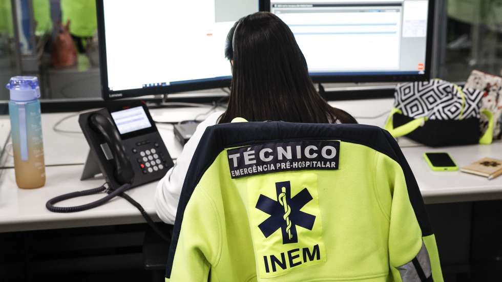 Uma técnica de emergência pré-hospitalar do Instituto Nacional de Emergência Médica (INEM), durante uma visita da ministra da Saúde, Ana Paula Martins (ausente da foto), em Lisboa, 12 de novembro de 2024. As falhas no INEM, devido a uma greve dos seus trabalhadores às horas extraordinárias, estão a ser associadas à morte de, pelo menos 10 pessoas, nos últimos dias. ANTÓNIO PEDRO SANTOS/LUSA