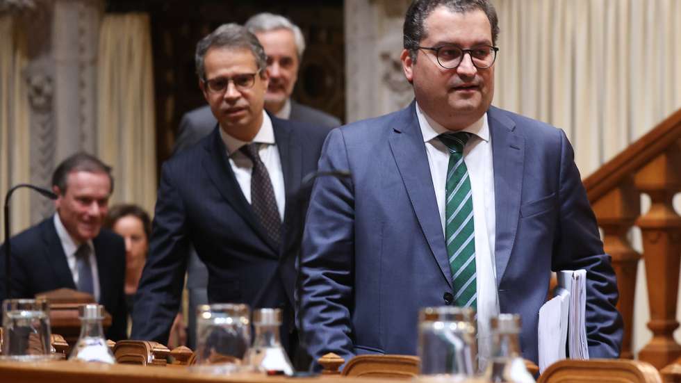 O ministro de Estado e das Finanças, Joaquim Miranda Sarmento, acompanhado pelo secretário de Estado Adjunto e do Orçamento, José Maria Brandão de Brito, à chegada para a sua audição na Comissão de Orçamento, Finanças e Administração Pública, na Assembleia da República em Lisboa, 15 de novembro de 2024. ANTÓNIO COTRIM/LUSA