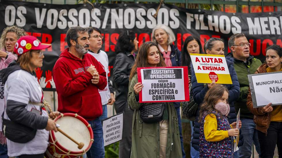 Greve de 24 horas convocada pelo S.TO.P. - Sindicato de Todos os Profissionais da Educação, para reivindicar melhores condições de trabalho para os Assistentes Operacionais (AO) da educação na escola EB23Prof, João de Meira, Guimarães, Portugal, 15 Novembro 2024. HUGO DELGADO/LUSA