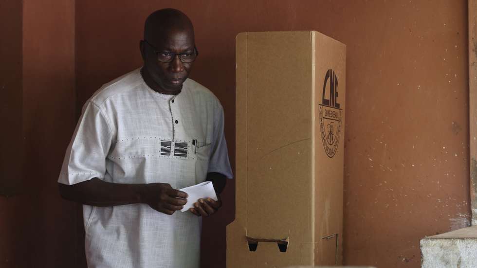epa10672247 Domingos Simoes Pereira, leader of Inclusive Alliance Platform - Terra Ranka (PAI - Terra Ranka) - Coalition that includes the African Party for the Independence of Guinea and Cape Verde (PAIGC), before casts their ballot for the legislative elections at a polling station in Bissau, Guinea-Bissau, 04 June 2023. The polls to choose 102 deputies among 20 parties and two coalitions takes place today, 04 June 2023, following the dissolution of the National People's Assembly (NPA) by the President in May 2022.  EPA/ANDRE KOSTERS