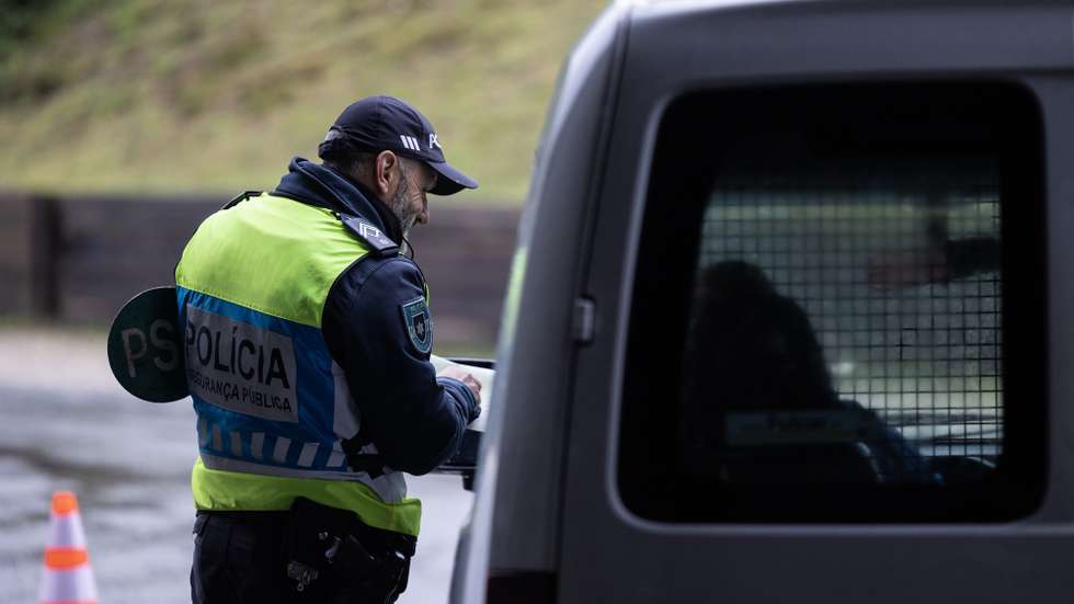 Um agente da Polícia de Segurança Pública (PSP) participa na operação de segurança rodoviária da Páscoa promovida em conjunto pela GNR e pela Polícia de Segurança Pública, na Maia, 28 de março de 2024. JOSÉ COELHO/LUSA