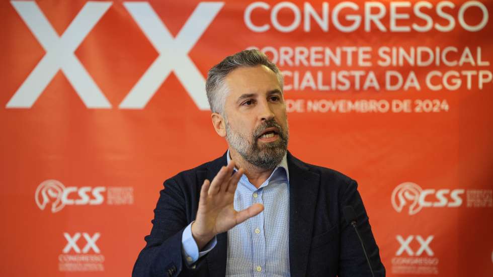 O secretário-geral do Partido Socialista (PS), Pedro Nuno Santos, discursa durante o XX Congresso da Corrente Sindical Socialista da CGTP-IN, em Aveiro, 16 de novembro de 2024. JOSÉ COELHO/LUSA