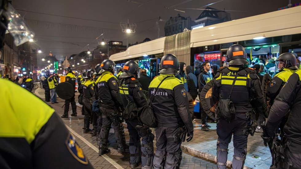 epa11709346 Police officers make a security cordon around a bus after the soccer match between Ajax and Maccabi Tel Aviv, in Amsterdam, Netherlands, early 08 November 2024. The Israeli army confirmed on 08 November it was preparing to "deploy a rescue mission with the coordination of the Dutch government [...] following severe and violent incidents against Israelis in Amsterdam", after clashes broke out after a match between Ajax and Israeli soccer club Maccabi Tel Aviv.  EPA/VLN Nieuws