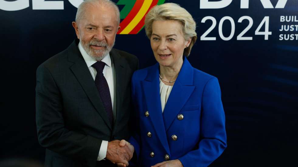 epa11726435 Brazilian President Luiz Inacio Lula da Silva (L) and European Commission President Ursula von der Leyen pose before a bilateral meeting, one day before the start of the G20 summit, at Copacabana Fort in Rio de Janeiro, Brazil, 17 November 2024. The Group of Twenty (G20) Leaders' Summit is set to take place in Rio de Janeiro on 18 and 19 November 2024.  EPA/SEBASTIAO MOREIRA