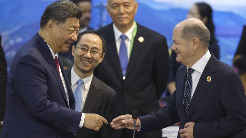 epa11727481 Chinese President Xi Jinping (L) greets German Chancellor Olaf Scholz (R), during the opening of the G20 Summit of Heads of State in Rio de Janeiro, Brazil, 18 November 2024. The G20 summit will bring together leaders from 55 nations and organizations on 18 and 19 November at the Museum of Modern Art in Rio de Janeiro.  EPA/ANTONIO LACERDA