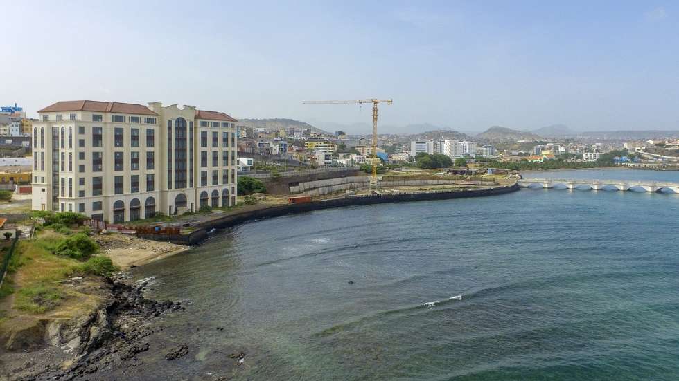 Edifício do hotel-casino inacabado da Macau Legend, na cidade da Praia, Ilha de Santiago, Cabo Verde, 11 de outubro de 2023. O projeto envolvia o maior empreendimento turístico de Cabo Verde, na altura, com um investimento global previsto de 250 milhões de euros - cerca de 15% do Produto Interno Bruto (PIB) cabo-verdiano. (ACOMPANHA TEXTO DA LUSA DO DIA 14 DE OUTUBRO DE 2023). ELTON MONTEIRO/LUSA