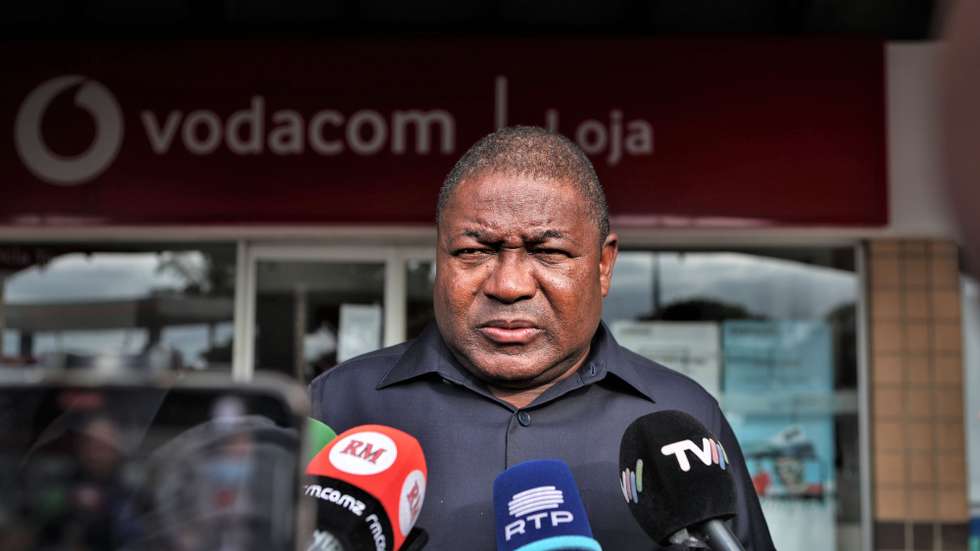O Presidente moçambicano, Filipe Nyusi fala aos jornalistas depois de visitar hoje duas lojas no centro comercial do grupo Shoprite pilhadas durante manifestações de contestação dos resultados das eleições gerais de 09 de outubro em Maputo, Moçambique, 08 de novembro de 2024. LUÍSA NHANTUMBO/LUSA