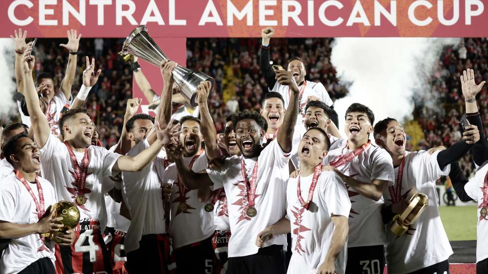 epaselect epa11013007 Alajuelense's players celebrate with the trophy after winning the CONCACAF Copa Centroamericana soccer tournament final against Real Esteli at Alejandro Morera Soto stadium in Alajuela, Costa Rica, 05 December 2023.  EPA/Jeffrey Arguedas