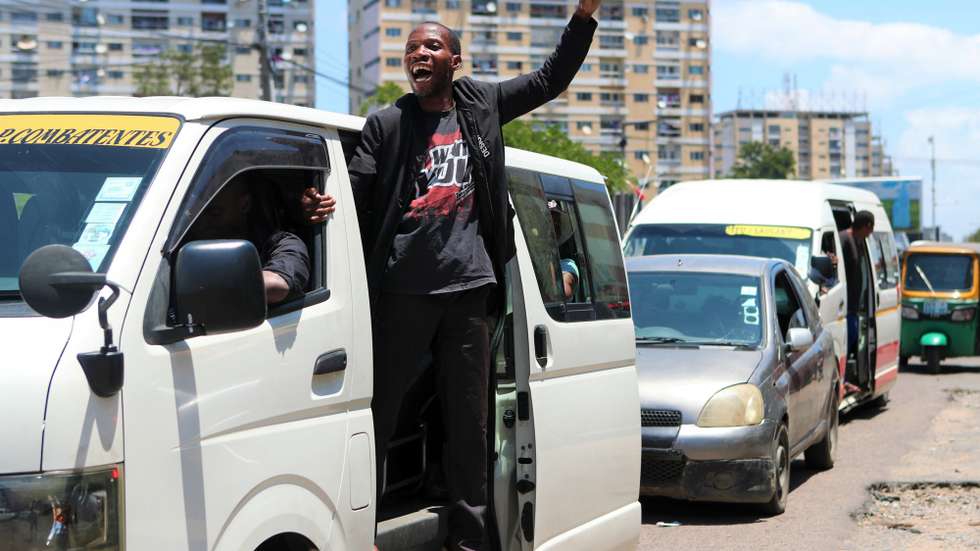 Um buzinão tomou conta hoje das ruas de Maputo, com o trânsito parado, pessoas vestidas de preto, entre apitos e contestação aos resultados anunciados das eleições gerais de outubro, respondendo ao apelo de três dias de luto do candidato presidencial Venâncio Mondlane, em Maputo, Moçambique, 20 de novembro de 2024. LUÍSA NHANTUMBO/LUSA