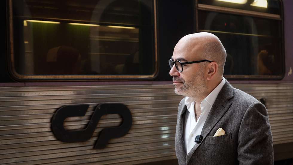 O ministro das Infraestruturas e Habitação, Miguel Pinto Luz, após levantar o Passe Ferroviário Verde na bilheteira da CP e de partida, num comboio Intercidades, entre as estações de Santa Apolónia e Santarém, para assinalar o primeiro dia de entrada em vigor do novo título de transporte, em Lisboa, 21 de outubro de 2024. ANTÓNIO PEDRO SANTOS/LUSA