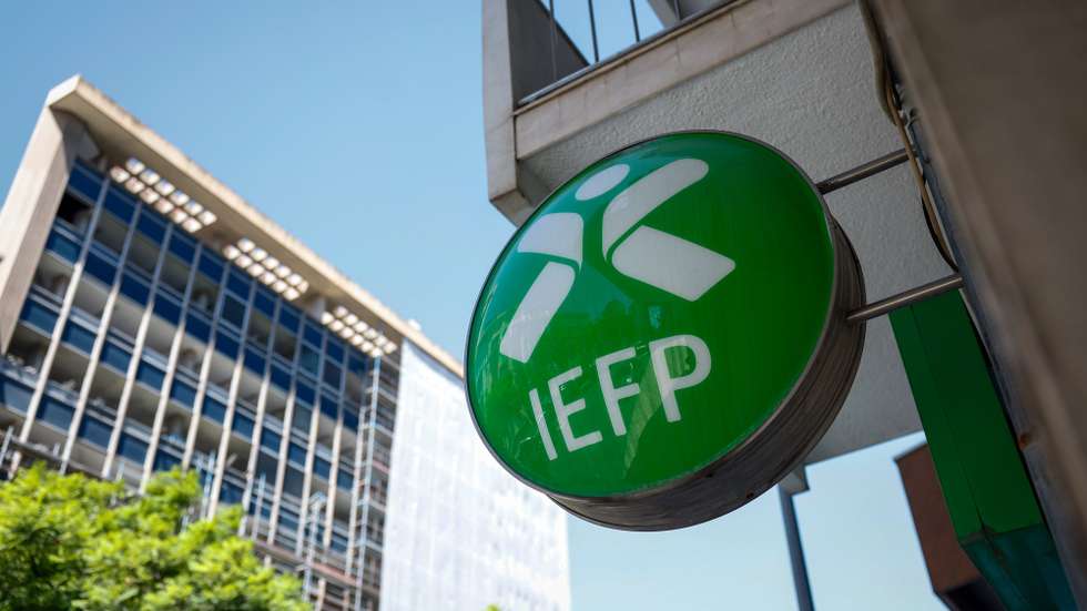 Símbolo do IEFP, no Centro de Emprego da Avenida 5 de Outubro, em Lisboa, 12 de agosto de 2024. Trabalho. Emprego. Desemprego. Logótipo. ANTÓNIO PEDRO SANTOS/LUSA