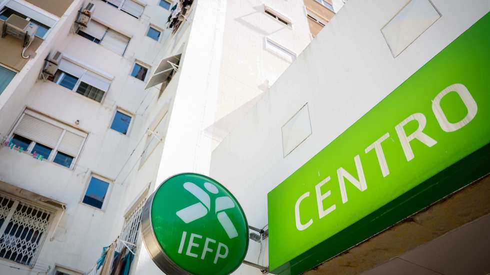 Símbolo do IEFP, no Centro de Emprego da Avenida 5 de Outubro, em Lisboa, 12 de agosto de 2024. Trabalho. Emprego. Desemprego. ANTÓNIO PEDRO SANTOS/LUSA
