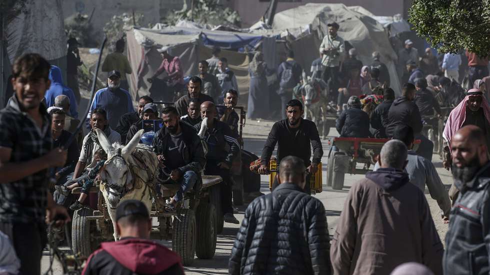 epa11731112 Internally displaced Palestinians ride donkey carts instead of taxis due to fuel shortages in the steets of Deir Al Balah, central Gaza Strip, 20 November 2024. More than 43,800 Palestinians, including over 13,000 children, have been killed according to the Palestinian Ministry of Health and over 1,400 Israelis have been killed according to the Israel Defense Forces (IDF), since Hamas militants launched an attack against Israel from the Gaza Strip on 07 October 2023, and the Israeli operations in Gaza and the West Bank which followed it.  EPA/MOHAMMED SABER