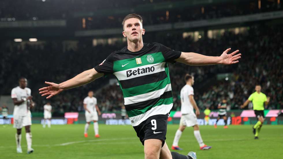 epa11696656 Sporting player Viktor Gyokeres celebrates after scoring the 4-1 goal during the Portuguese First League soccer match between Sporting and Estrela da Amadora at Alvalade Stadium in Lisbon, Portugal, 01 November 2024.  EPA/TIAGO PETINGA