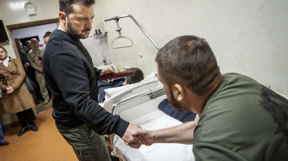 epa11729687 Ukraine's President Volodymyr Zelensky (C) presents a honor medal to a wounded soldier during his visit at a military hospital with the Danish prime minister, in Kyiv, Ukraine, 19 November 2024. A new aid package from Denmark worth 130 million euro will support the development of Ukrainian missiles and drones, Ukrainian President Zelensky announced on 19 November following his meeting with the Danish prime minister. Frederiksen is on an official visit to Ukraine as the country marks 1,000 days since Russia's full-scale invasion.  EPA/MADS CLAUS RASMUSSEN  DENMARK OUT