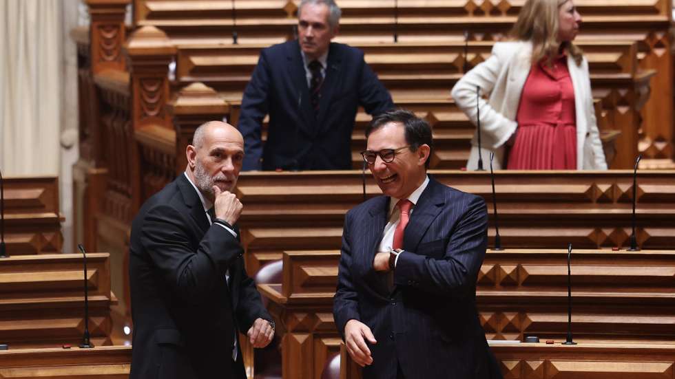 O deputado do Chega, Pedro Pessanha (E), conversa com o deputado do Partido Socialista, Marcos Perestrello (D), à chegada para a primeira reunião plenária da XVI legislatura, na Assembleia da República, em Lisboa, 26 de março de 2024. JOSÉ SENA GOULÃO/LUSA