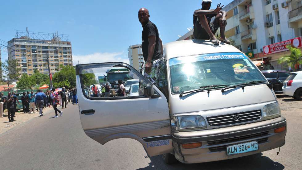 Um buzinão tomou conta hoje das ruas de Maputo, com o trânsito parado, pessoas vestidas de preto, entre apitos e contestação aos resultados anunciados das eleições gerais de outubro, respondendo ao apelo de três dias de luto do candidato presidencial Venâncio Mondlane, em Maputo, Moçambique, 20 de novembro de 2024. LUÍSA NHANTUMBO/LUSA