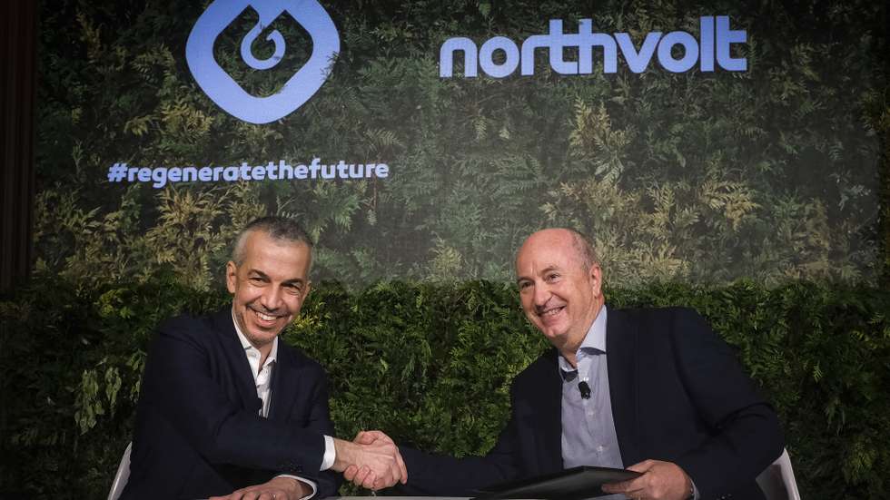 O CEO da Galp, Andy Brown (D) cumprimenta o co-fundador e COO da Northvolt, Paolo Cerrutti (E), após a assinatura do acordo para o projeto industrial da Galp na Cadeia de Valor das Baterias para veículos elétricos, na Pousada de Lisboa, em Lisboa, 14 de dezembro de 2021. MÁRIO CRUZ/LUSA