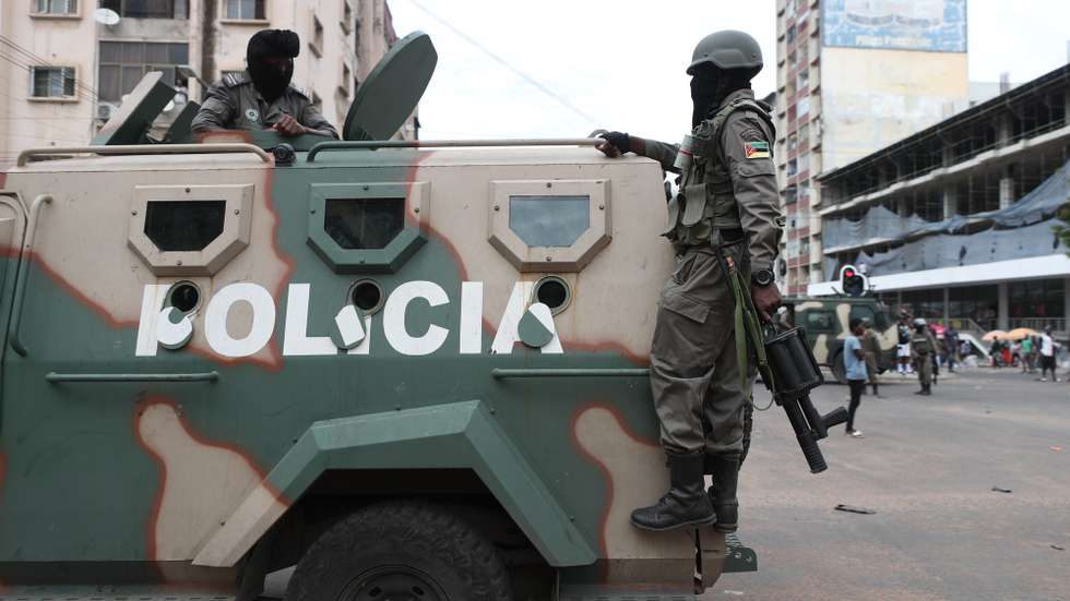 Agentes da Polícia moçambicana intervêm durante a manifestação pró Venâncio Mondlane que protestam contra o processo eleitoral ocupando as ruas, impendido o trânsito e espalhando contentores do lixo e pedras pelas vias, em Maputo, Moçambique, 27 de novembro de 2024. O candidato presidencial Venâncio Mondlane apelou à população moçambicana para, durante três dias, a partir de hoje, abandonar os carros a partir das 08:00 nas ruas, com cartazes de contestação eleitoral, até regressarem do trabalho. LUÍSA NHANTUMBO/LUSA