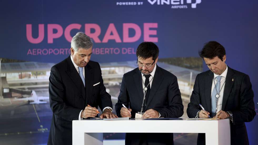 O presidente do Conselho de Administração da ANA Aeroportos de Portugal, José Luís Arnaut (E), o presidente executivo da ANA Aeroportos de Portugal, Thierry Ligonnière (C) e o presidente da Mota-Engil, Carlos Mota Santos, assinam o contrato de consignação das obras do terminal do Aeroporto Humberto Delgado em Lisboa, 27 de novembro de 2024. FILIPE AMORIM/LUSA