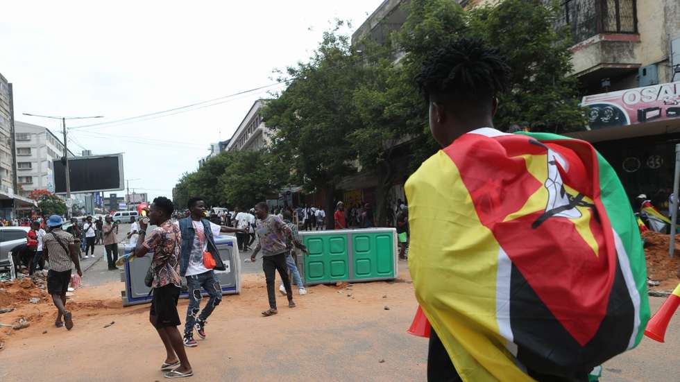 Manifestantes pró Venâncio Mondlane protestam contra o processo eleitoral ocupando as ruas, impendido o trânsito e espalhando contentores do lixo e pedras pelas vias, em Maputo, Moçambique, 27 de novembro de 2024. O candidato presidencial Venâncio Mondlane apelou à população moçambicana para, durante três dias, a partir de hoje, abandonar os carros a partir das 08:00 nas ruas, com cartazes de contestação eleitoral, até regressarem do trabalho. LUÍSA NHANTUMBO/LUSA