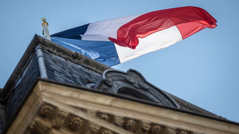 epa11567299 French flag flies over the Elysee Palace, presidency of the French Republic, in Paris, France, 27 August 2024. French President started on 23 August different consultations with leaders of political groups represented in the National Assembly to appoint a new prime minister after the resignation of Gabriel Attal's government on 16 July.  EPA/CHRISTOPHE PETIT TESSON
