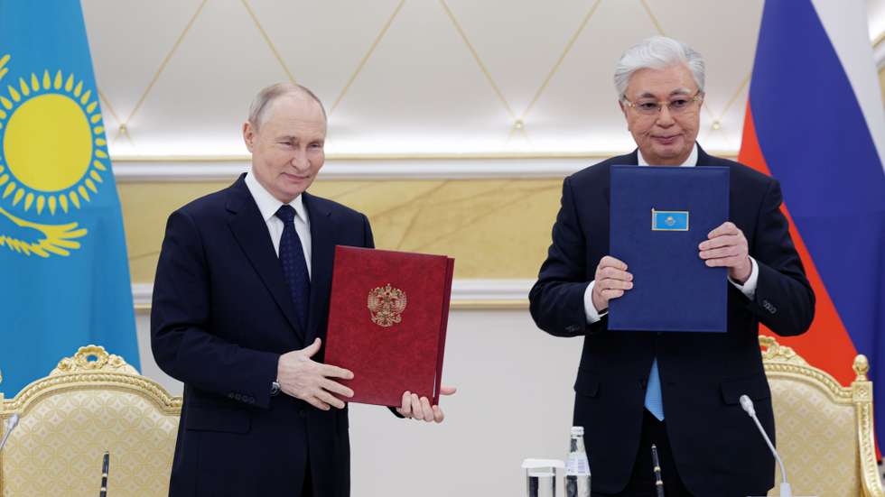epa11743985 Russian President Vladimir Putin (L) and Kazakh President Kassym-Jomart Tokayev (R) attend a signing ceremony following a bilateral meeting, in Astana, Kazakhstan, 27 November 2024. The Russian president is on a state visit to Kazakhstan.  EPA/GAVRIIL GRIGOROV / SPUTNIK / KREMLIN POOL