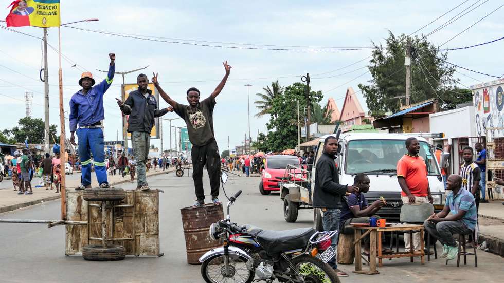 Manifestantes numa uma estrada bloqueada em Maputo, Moçambique, 28 de novembro de 2024. Barricadas tomaram conta hoje de Maputo, com ruas e avenidas centrais praticamente sem viaturas, ocupadas por manifestantes, pedras, contentores do lixo, ferros, paus e tudo o que permita bloquear a passagem, em mais uma ação de protesto pós-eleitoral. ESTEVÃO CHAVISSO/LUSA