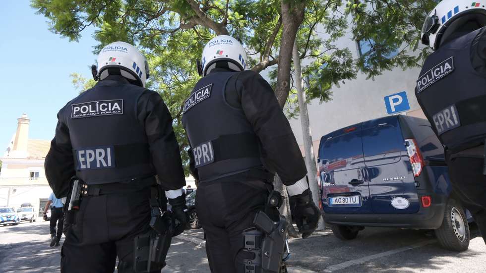 Polícias junto ao Tribunal de Setúbal onde hoje foram condenados os quatro principais arguidos no caso de homicídio de Jéssica Biscaia, uma menina de 03 anos em junho de 2022, em Setúbal, 1 de agosto de 2023. Os quatro principais arguidos no caso de homicídio foram hoje condenados a 25 anos de prisão pelo Tribunal de Setúbal.  RUI MINDERICO/LUSA
