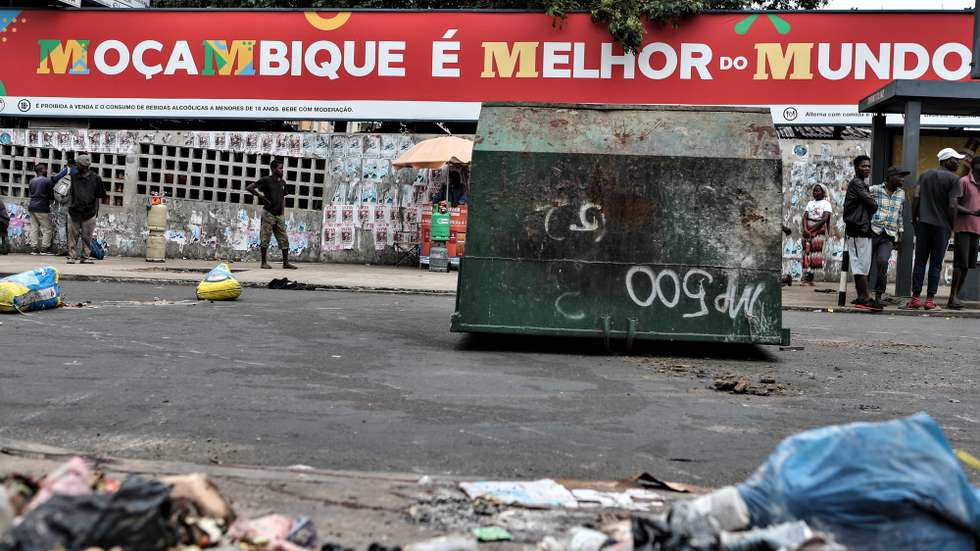 Um contentor do lixo bloqueia uma estrada em Maputo, Moçambique, 28 de novembro de 2024. Barricadas tomaram conta hoje de Maputo, com ruas e avenidas centrais praticamente sem viaturas, ocupadas por manifestantes, pedras, contentores do lixo, ferros, paus e tudo o que permita bloquear a passagem, em mais uma ação de protesto pós-eleitoral. LUISA NHANTUMBO/LUSA