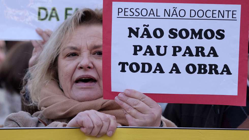 Uma profissional não docente participa no protesto de professores, numa iniciativa do Sindicato S.TO.P (Sindicato de Todos os Profissionais da Educação) principalmente contra o processo de seleção e recrutamento de professores, Porto, 23 de janeiro de 2023. FERNANDO VELUDO/LUSA
