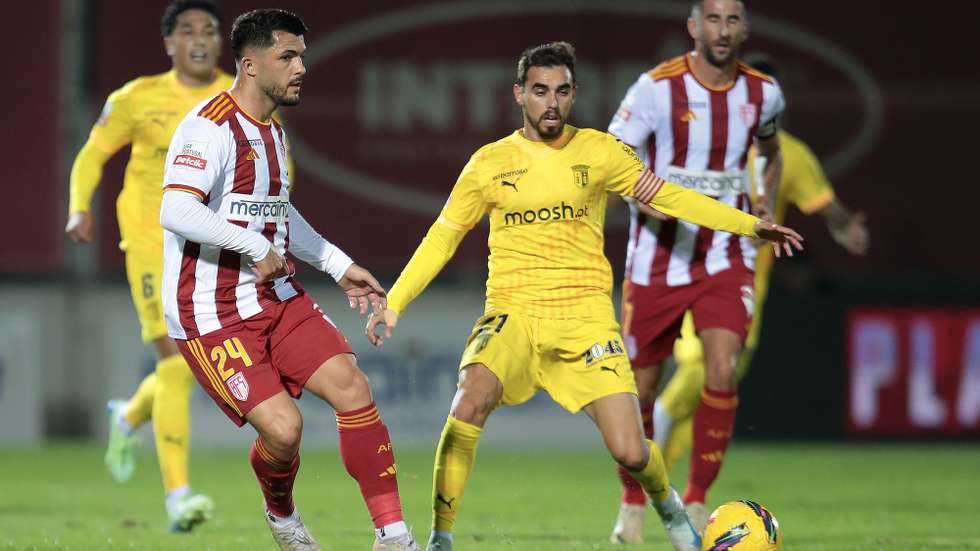 O jogador AVS, Kiki (E), disputa a bola com o jogador do Sporting de Braga, Ricardo Horta (D), durante o jogo da 12ª jornada da I Liga de futebol, realizado no Estádio das Aves, em Vila das Aves, 1 de dezembro de 2024. MANUEL FERNANDO ARAÚJO/LUSA
