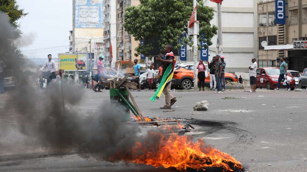 Manifestantes pró Venâncio Mondlane protestam contra o processo eleitoral ocupando as ruas, impendido o trânsito e espalhando contentores do lixo e pedras pelas vias, em Maputo, Moçambique, 27 de novembro de 2024. O candidato presidencial Venâncio Mondlane apelou à população moçambicana para, durante três dias, a partir de hoje, abandonar os carros a partir das 08:00 nas ruas, com cartazes de contestação eleitoral, até regressarem do trabalho. LUÍSA NHANTUMBO/LUSA