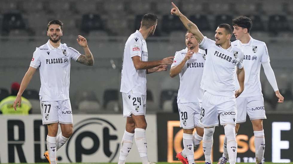 Os jogadores do Vitória de Guimarães festejam durante o jogo da I Liga de futebol contra o Gil Vicente, realizado no Estádio D. Afonso Henriques, em Guimarães, 2 de dezembro de 2024. HUGO DELGADO/LUSA