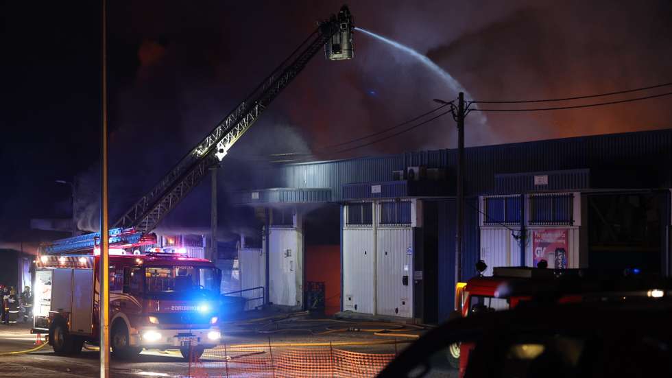 Mais de 137 operacionais apoiados por 44 veículos combatem um incêndio em armazéns de uma empresa na zona de Sargento Mor, concelho de Coimbra, adiantou à Lusa fonte da Proteção Civil. Fonte do Comando Sub-regional da Região de Coimbra referiu que estão em chamas armazéns de uma empresa na zona industrial, 03 de dezembro de 2024. PAULO NOVAIS/LUSA