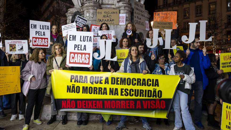 Concentração de trabalhadores da TiN -Trust in News, com o objetivo de conscencializar a sociedade para a situação difícil que os trabalhadores e os títulos atravessam, no Largo Camões, em Lisboa, 04 de dezembro de 2024. JOSÉ SENA GOULÃO/LUSA