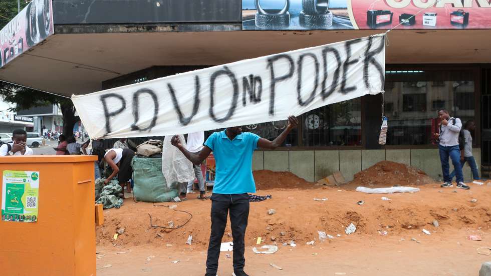 Manifestantes pró Venâncio Mondlane protestam contra o processo eleitoral ocupando as ruas, impendido o trânsito e espalhando contentores do lixo e pedras pelas vias, em Maputo, Moçambique, 27 de novembro de 2024. O candidato presidencial Venâncio Mondlane apelou à população moçambicana para, durante três dias, a partir de hoje, abandonar os carros a partir das 08:00 nas ruas, com cartazes de contestação eleitoral, até regressarem do trabalho. LUÍSA NHANTUMBO/LUSA