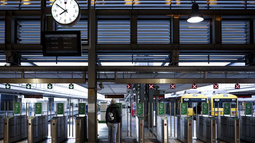 Estação do Cais do Sodré durante o dia de greve convocada pelo Sindicato dos Maquinistas dos Transportes Ferroviários Portugueses, em Lisboa, 06 de dezembro de 2024. A greve convocada pelo Sindicato abrange sete empresas: CP - EPE, Fertagus, MTS - Metro do Sul do Tejo, ViaPorto, Captrain, Medway e IP - Infraestruturas de Portugal. FILIPE AMORIM/LUSA