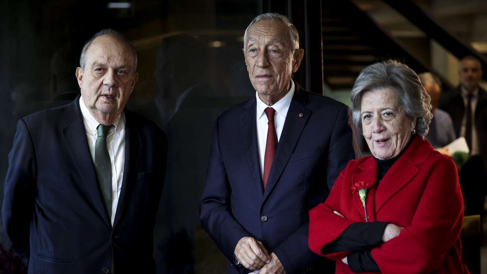 O Presidente da República, Marcelo Rebelo de Sousa (C), ladeado por João Soares (E) e Isabel Soares, antes do inicio da cerimónia comemorativa do centenário do nascimento de Mário Soares na Fundação Calouste Gulbenkian em Lisboa, 07 de dezembro de 2024. FILIPE AMORIM/LUSA
