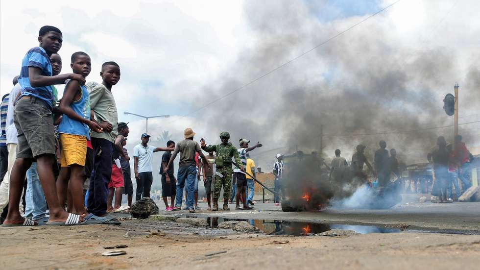 epa11760518 Smoke rises as demonstrators burn tires during a post-election protest, in a street of Maputo, Mozambique, 06 December 2024. In recent weeks, supporters of former presidential candidate Venancio Mondlane, who is currently in exile, have taken to the streets of the Mozambican capital to challenge the results of the disputed general election held in October 2024.  EPA/LUISA NHANTUMBO