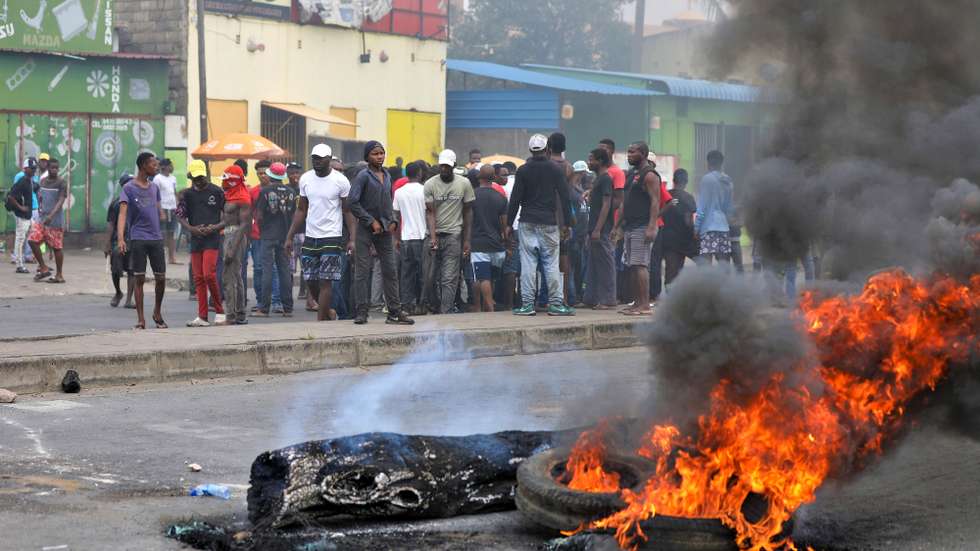 Barricades and burning tires returned to the streets of Maputo this morning, with demonstrators contesting the process involving the general elections of October 9, with the people clearing the way only for the military to pass through, Maputo, Mozambique, 06 December 2024. LUISA NHANTUMBO/LUSA