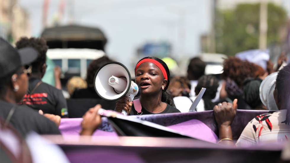 Algumas dezenas de mulheres marcharam hoje, no centro de Maputo, em repúdio pelo atropelamento, na quarta-feira, de uma jovem durante as manifestações contra o resultado eleitoral em Moçambique. Maputo, 30 de novembro de 2024. LUÍSA NHANTUMBO/LUSA