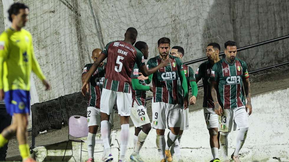 Os jogadores do Estrela da Amadora festejam o segundo golo contra o Arouca durante o jogo da I Liga de Futebol disputado no Estádio José Gomes, Amadora, 9 de dezembro de 2024.  MIGUEL A. LOPES/LUSA