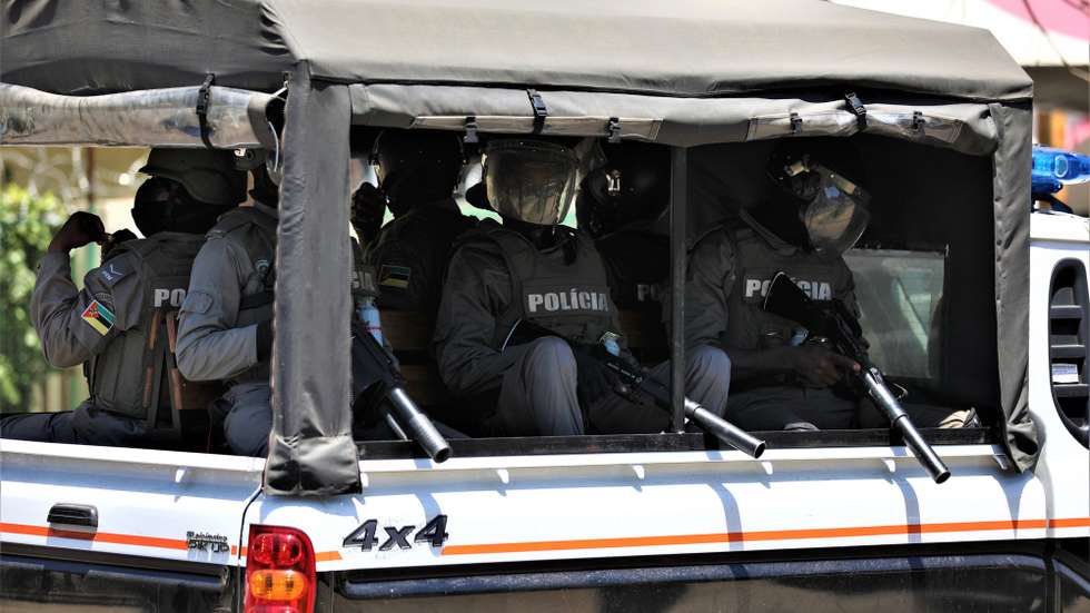A polícia moçambicana travou hoje, no centro de Maputo, uma manifestação com poucas dezenas de pessoas em protesto contra os resultados anunciados das eleições gerais de 09 de outubro, lançando gás lacrimogéneo para dispersar, 04 de novembro de 2024. LUÍSA NHANTUMBO/LUSA